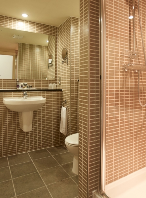 Tiled bathroom in a bedroom at Mercure Sheffield Parkway Hotel, shower, bathtub